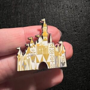 Wave B hidden Mickey, It’s a small world, Chaser pin